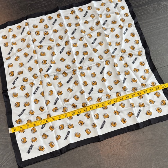 NWOT - Authentic - Moschino Bear Print Scarf in White and Black 100% Silk - Picture 2 of 5